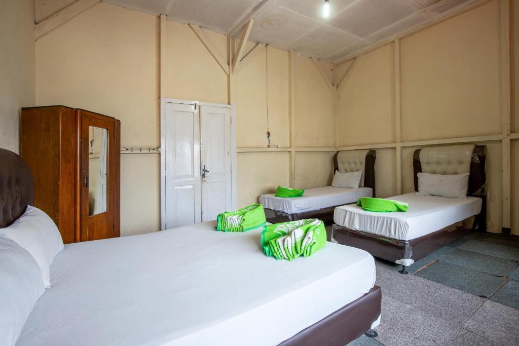 Postel nebo postele na pokoji v ubytování Hotel Jogja Bukittinggi
