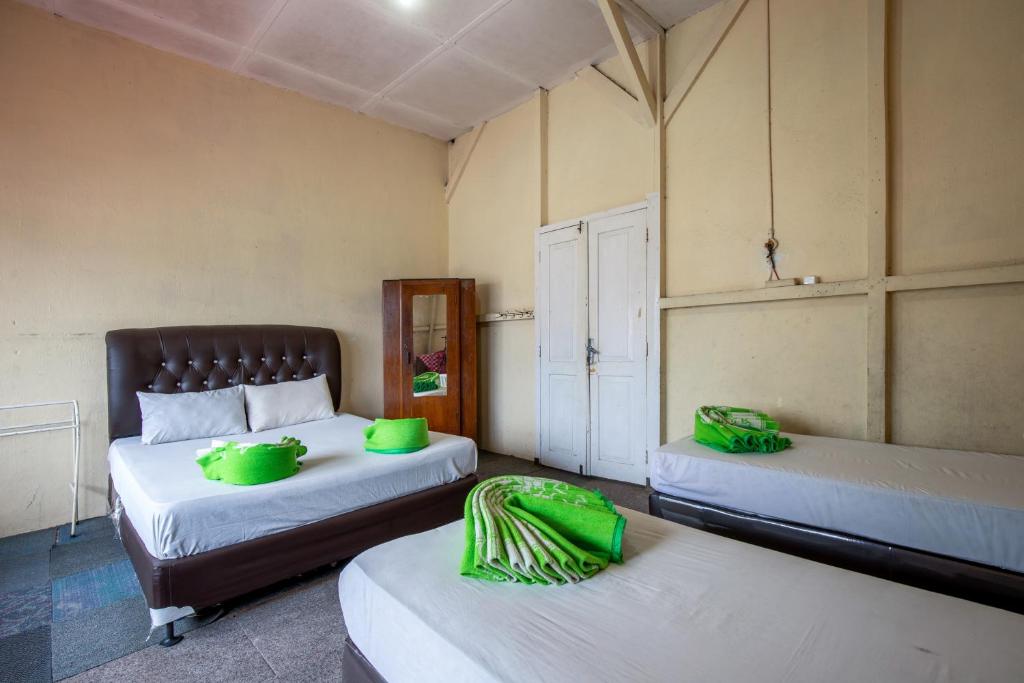 Postel nebo postele na pokoji v ubytování Hotel Jogja Bukittinggi