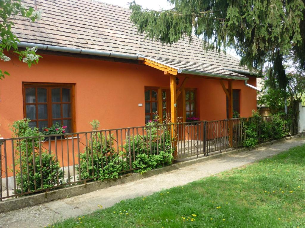 una casa con una valla delante de ella en Vadregény Vendégház, en Vámosmikola