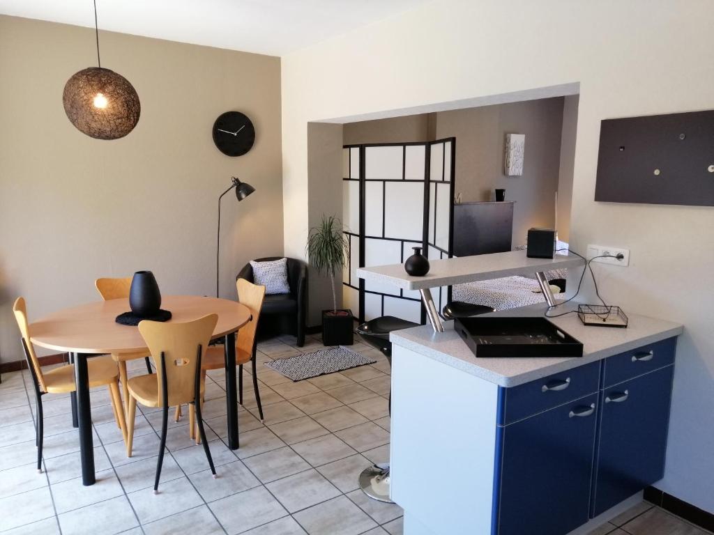 a kitchen and living room with a table and a dining room at Studio 2 pers. tourisme et business in Namur