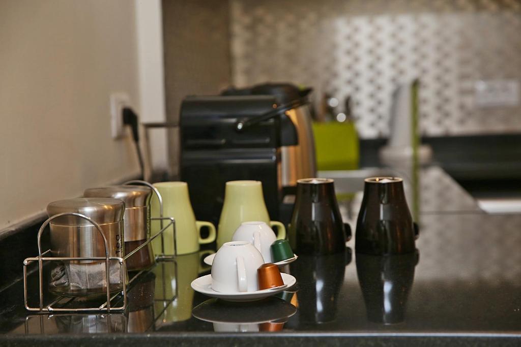 Příslušenství pro přípravu čaje a kávy v ubytování AlAshrafia Smart Residence