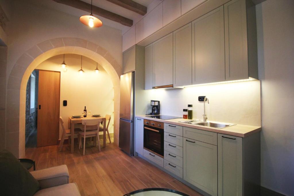 Kuchyň nebo kuchyňský kout v ubytování Villa Pefka, By Hellocrete