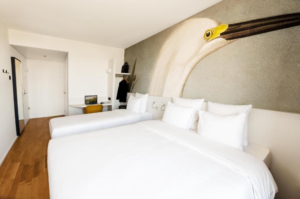 Postel nebo postele na pokoji v ubytování B&B HOTEL Basel