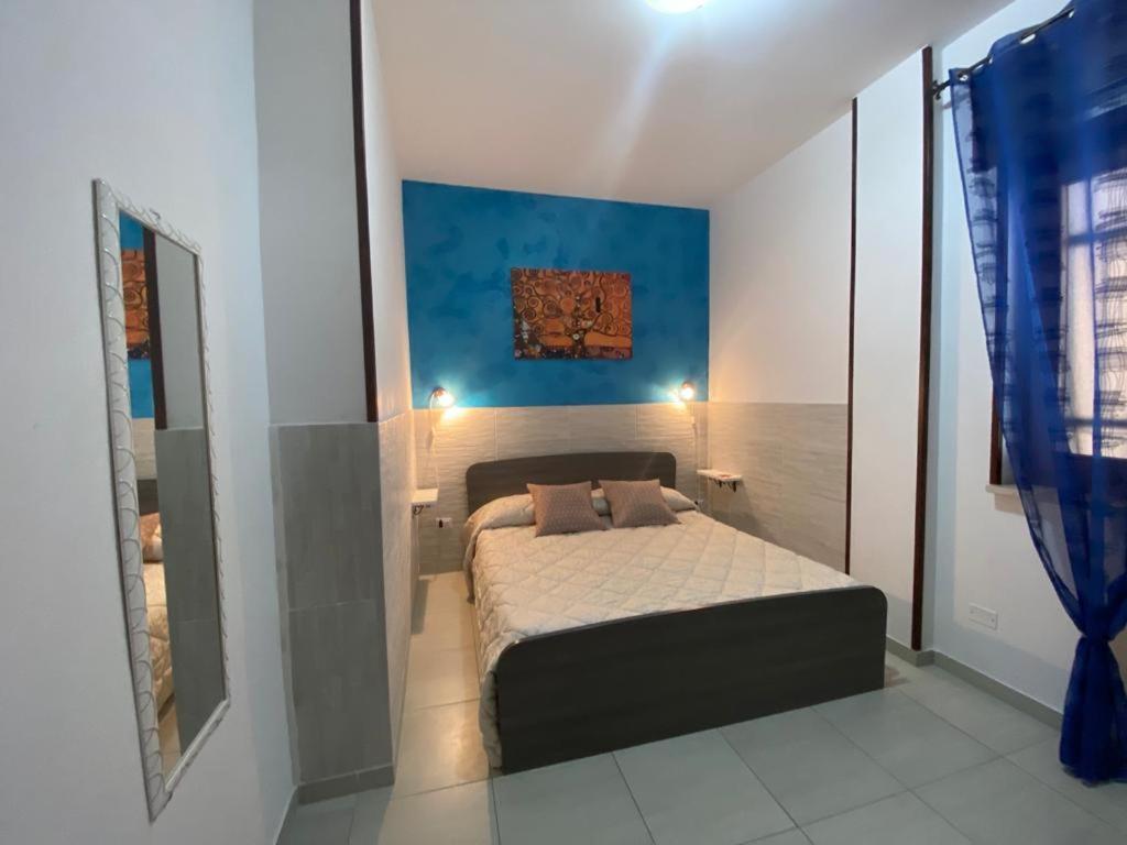 ガリポリにあるBilocale Blu - A casa di Ludovica e Martinaの青い壁のベッドルーム1室(ベッド1台付)