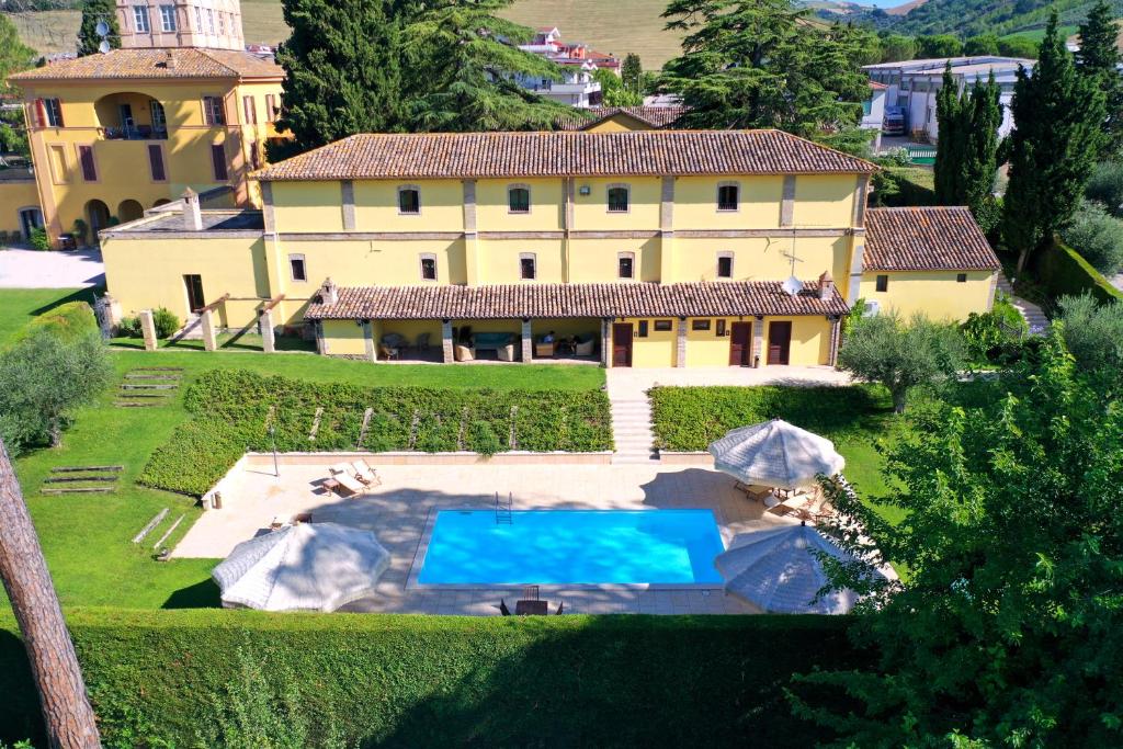 an aerial view of a house with a swimming pool at Agriturismo Villa Irelli in Castellalto