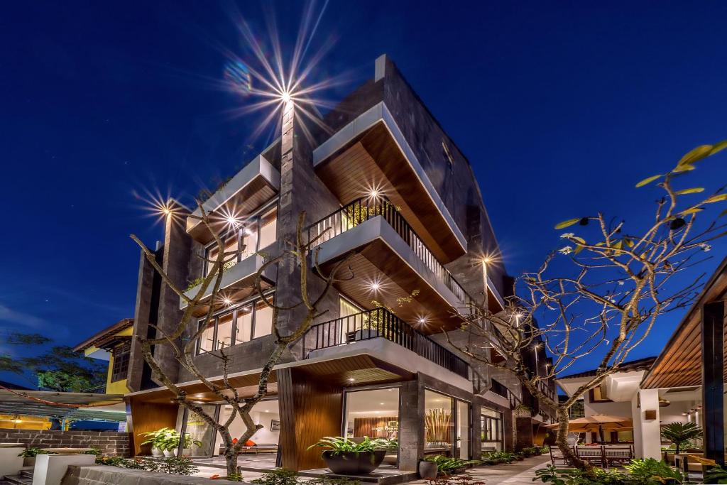 un bâtiment avec des lumières allumées la nuit dans l'établissement Em's House Hoi An Homestay, à Hội An