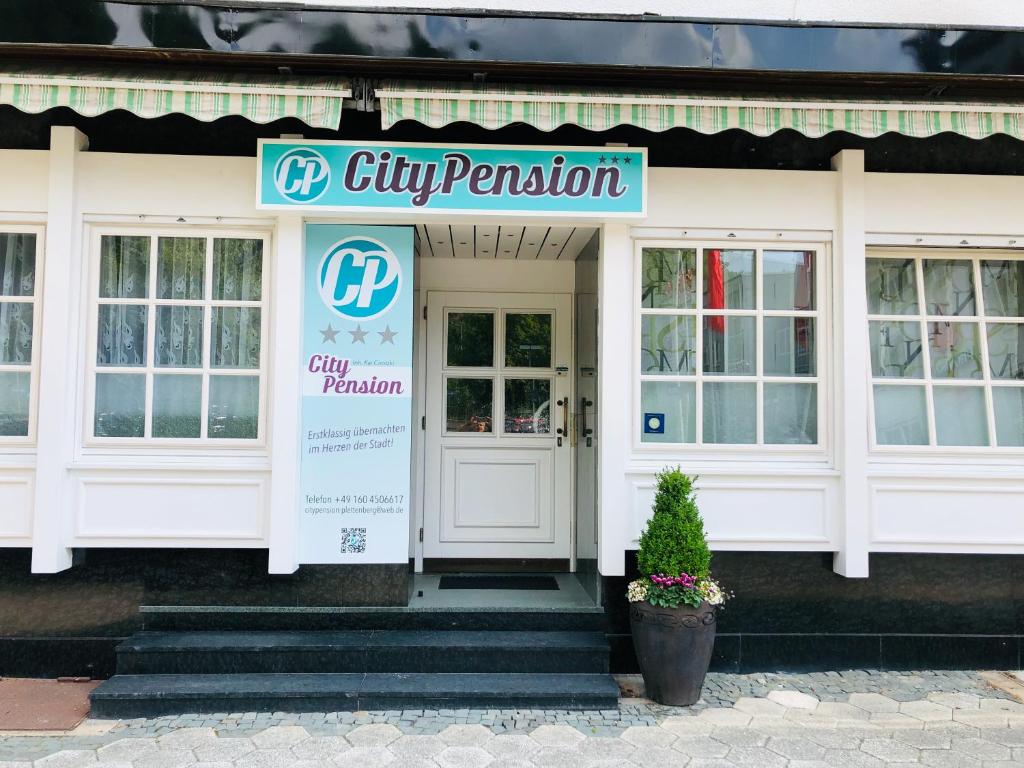 sklep z napisem na przedniej części budynku w obiekcie City Pension w mieście Plettenberg