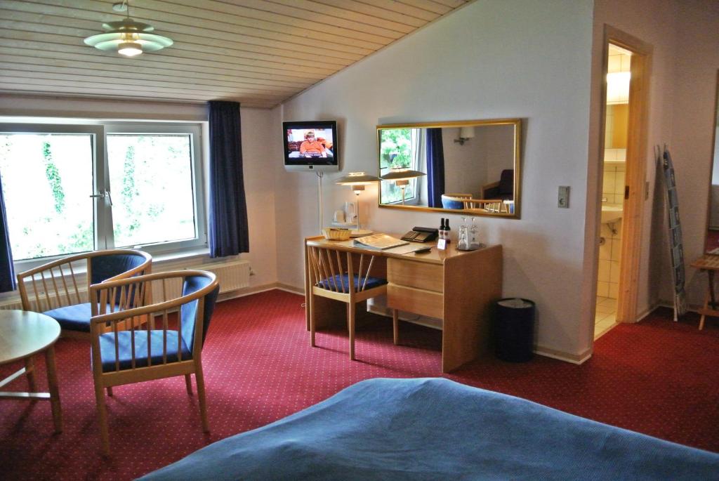 TV a/nebo společenská místnost v ubytování Agerskov Kro & Hotel
