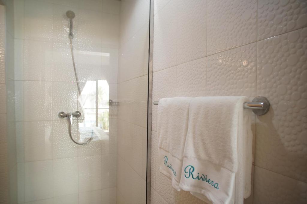 Ένα μπάνιο στο Riviera Suites