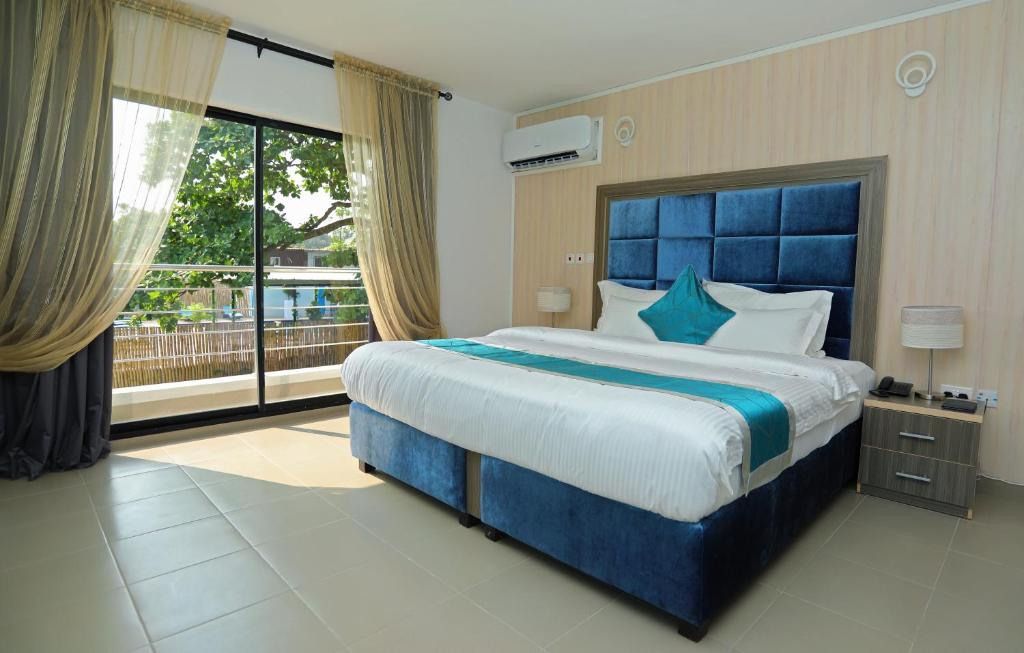 Ένα ή περισσότερα κρεβάτια σε δωμάτιο στο Riviera Suites