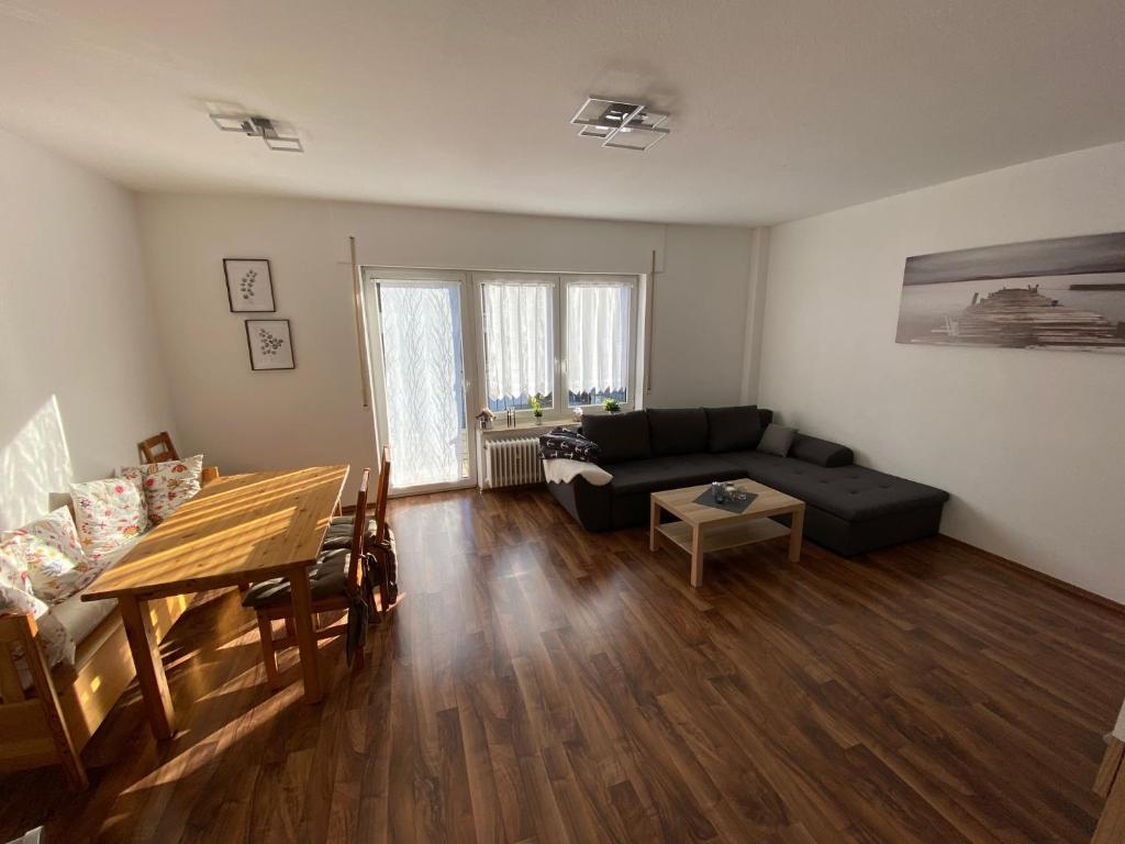 uma sala de estar com um sofá e uma mesa em Apartment - Wohnung bei Nürnberg #1 em Röthenbach an der Pegnitz