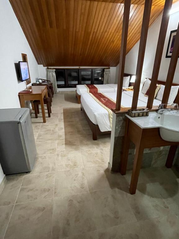 Postel nebo postele na pokoji v ubytování Sunshine Hoian Hotel