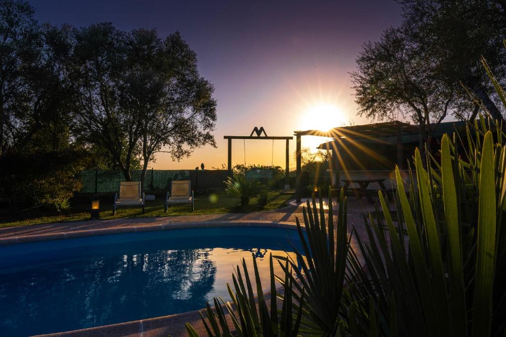 アルガイダにあるVilla Monsebo, pool tennis & minigolfの日没の背景にスイミングプール