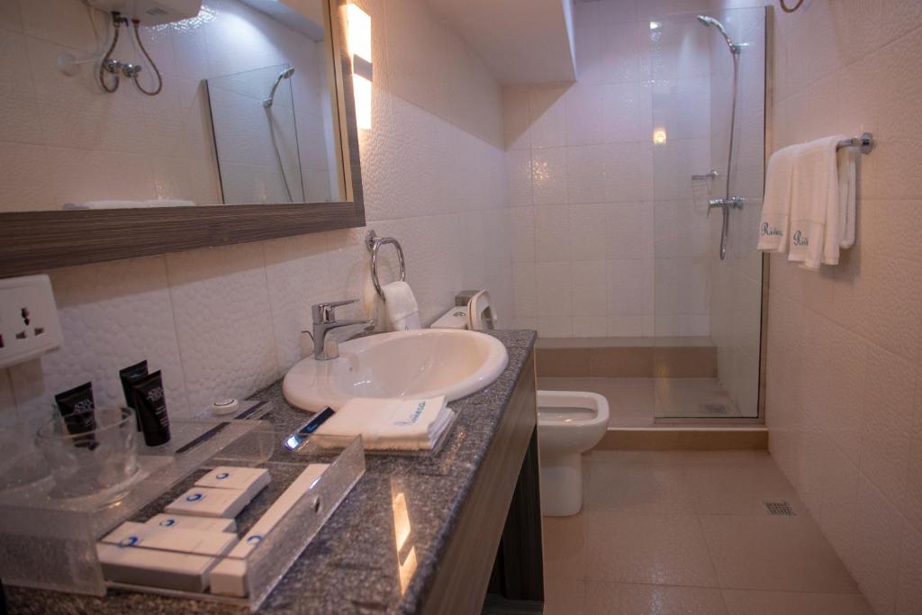 Ένα μπάνιο στο Riviera Suites