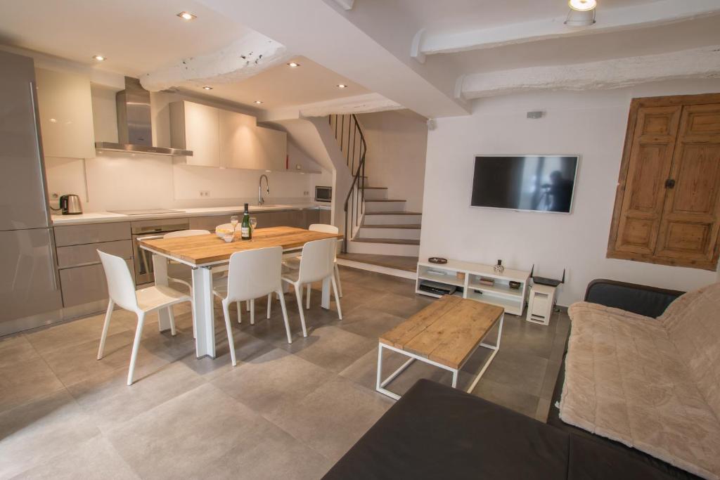 une cuisine et une salle à manger avec une table et des chaises dans l'établissement 17 Les Colles, à Valbonne