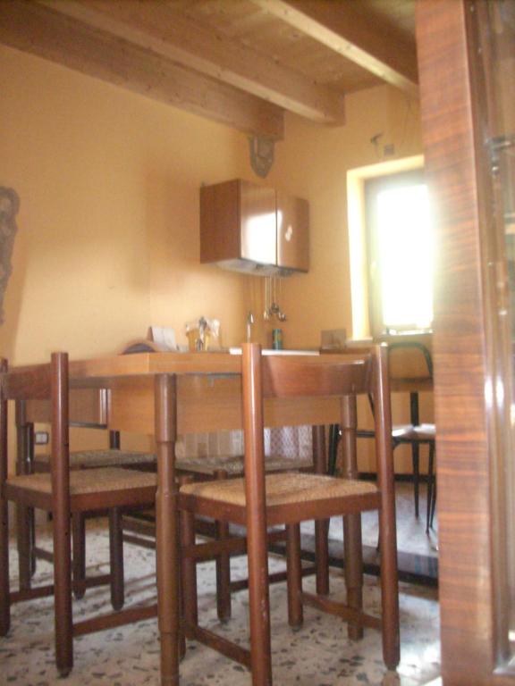 a kitchen and dining room with a table and chairs at IL PIACERE DELLA NATURA in Cansano