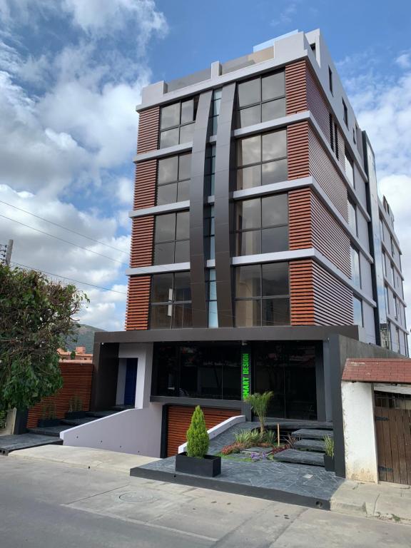 a building on the side of a street at Depto de lujo en Smart Design in Cochabamba