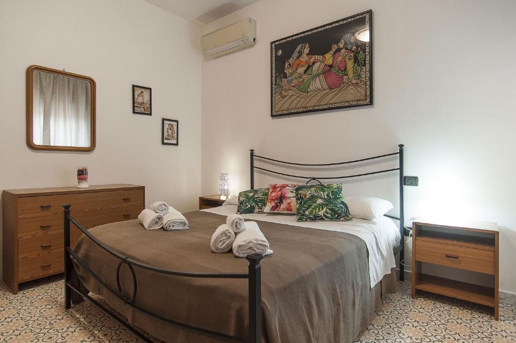a bedroom with a bed with towels on it at Casa Colombo in Sperlonga
