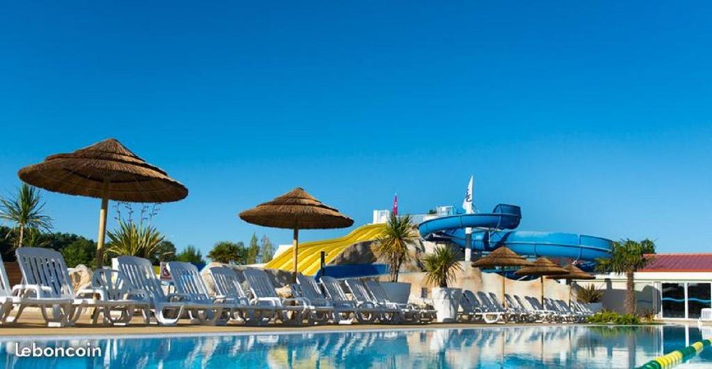 Πισίνα στο ή κοντά στο Superbe Mobil Home