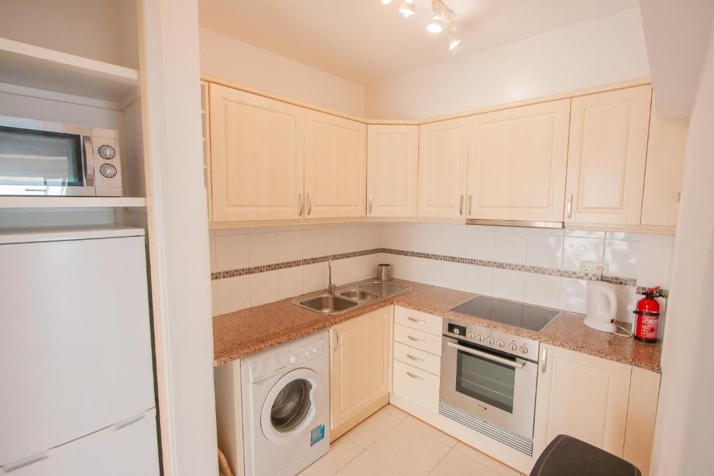 Kuchyň nebo kuchyňský kout v ubytování Apartamento Luztur