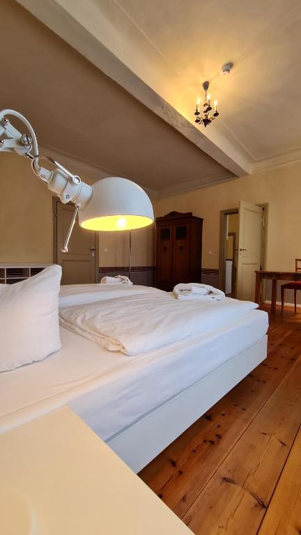 Postel nebo postele na pokoji v ubytování Hotel Cranach-Herberge City Centre