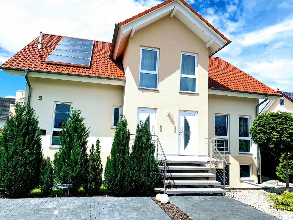 een huis met een zonnepaneel op het dak bij Gästehaus Nikita in Rust