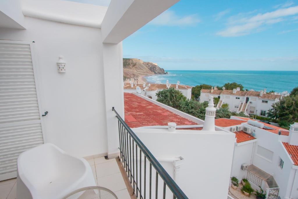 a balcony with a view of the ocean at Apartamento Luztur in Luz