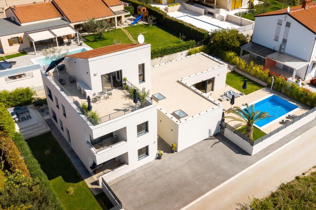 - une vue aérienne sur une maison avec une piscine dans l'établissement Belvedere Holidays, à Novigrad