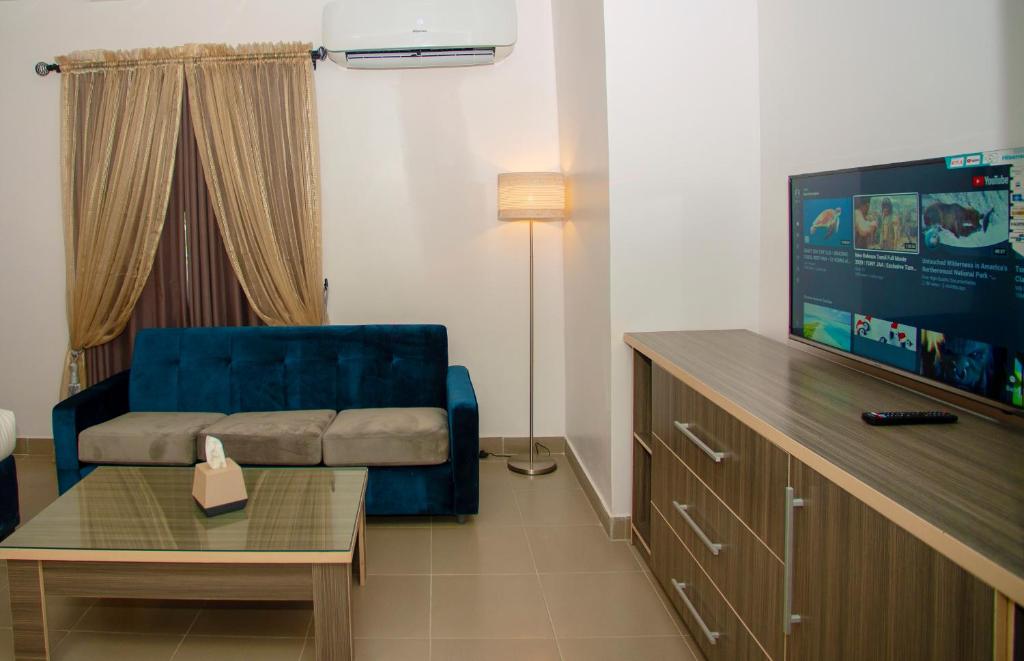 Μια τηλεόραση ή/και κέντρο ψυχαγωγίας στο Riviera Suites