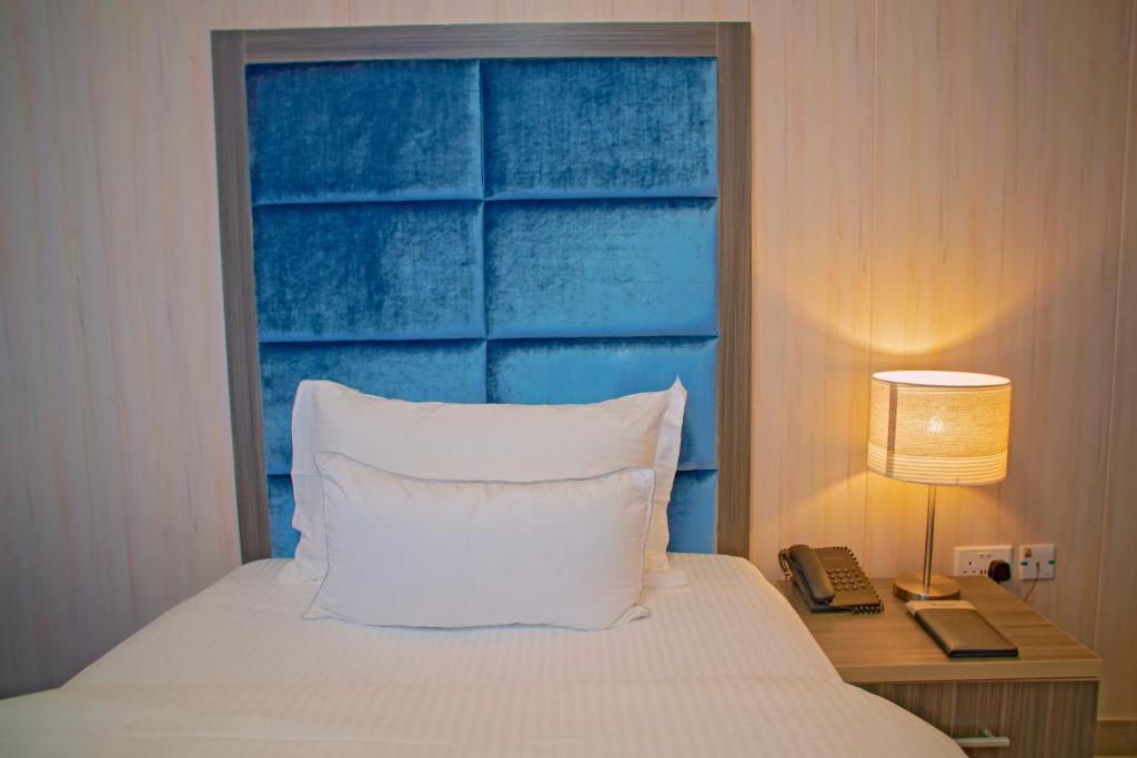 Ένα ή περισσότερα κρεβάτια σε δωμάτιο στο Riviera Suites