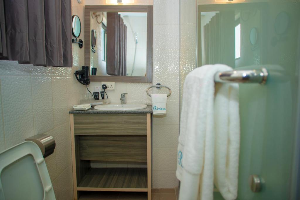 Ένα μπάνιο στο Riviera Suites