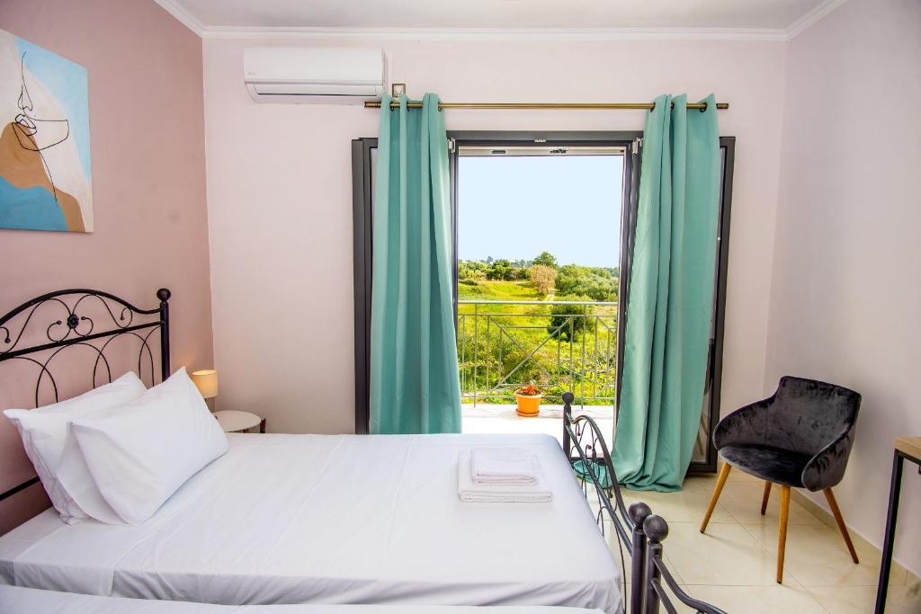 1 dormitorio con 1 cama y una ventana con cortinas verdes en Aella Apartment en Skála Kefalonias