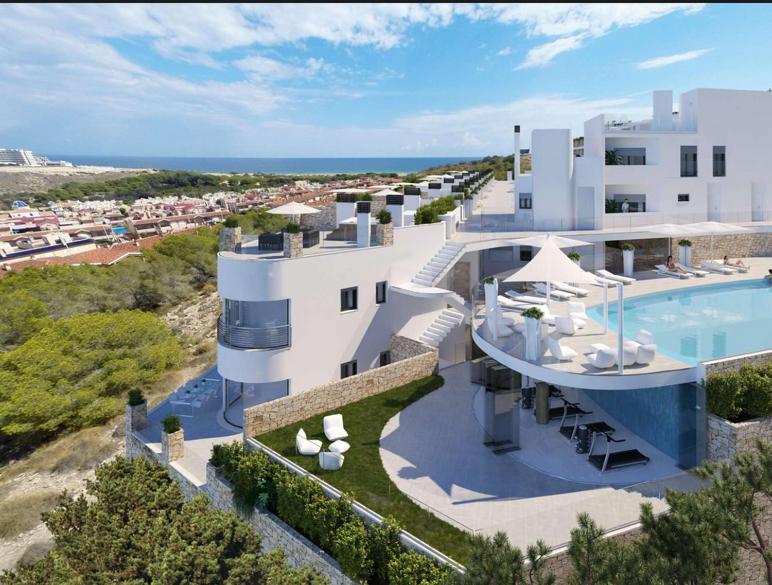 una vista aérea de un edificio con piscina en DREAM SEA and MOUNTAIN VIEW APARTMENT in SUKHA, en Gran Alacant