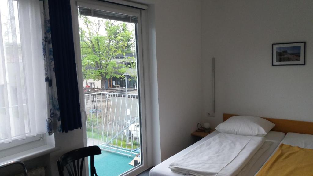 Postel nebo postele na pokoji v ubytování Haus Edith Privathaus mit Gästezimmern