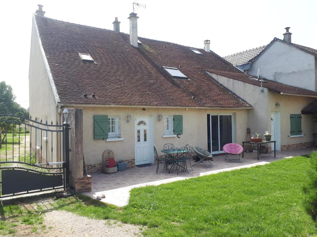 Casa pequeña con patio en Grande Chambre d'Hôte proche Disneyland et Parc des Félins en Guérard