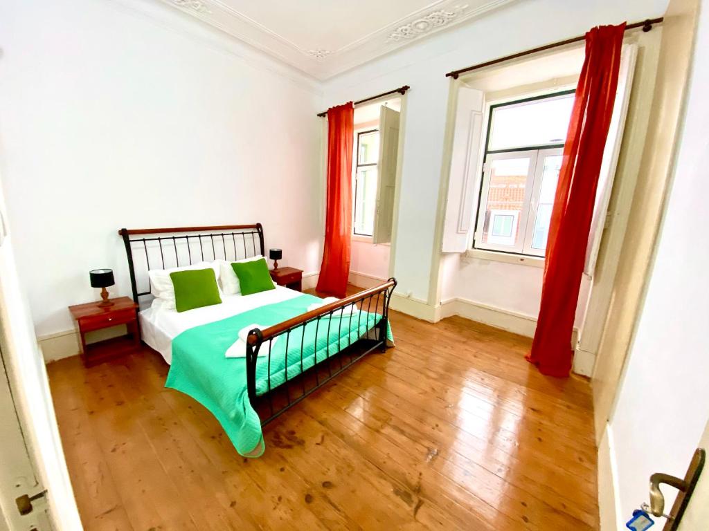 Кровать или кровати в номере Chiado Central Large and Comfortable Double Room Art Deco with shared Bathroom