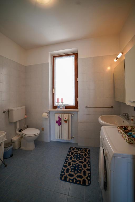 biała łazienka z toaletą i umywalką w obiekcie LIDIA ISEO HOLIDAY w mieście Iseo