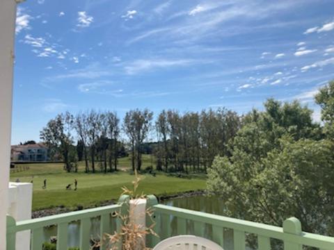 - une vue sur un parc avec une clôture et un champ dans l'établissement Proche des Sables D'Olonne appartement calme pour 4 personnes situé face au Golf de Bourgenay à Talmont st Hilaire, à Talmont-Saint-Hilaire