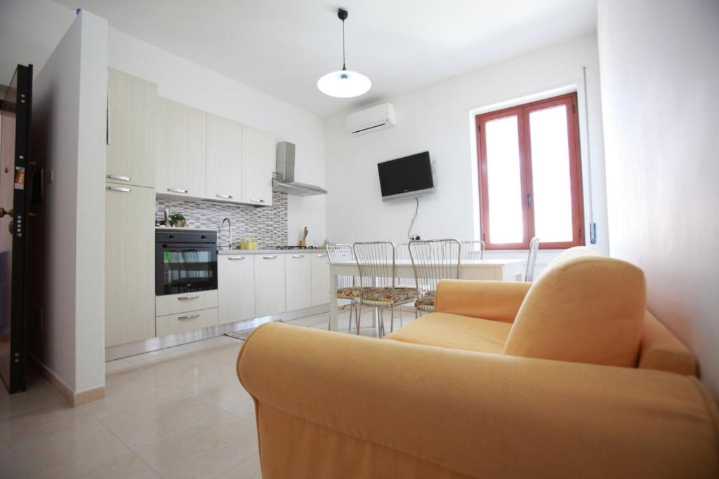 sala de estar con sofá y cocina en Villa Cecita, en Sellia Marina