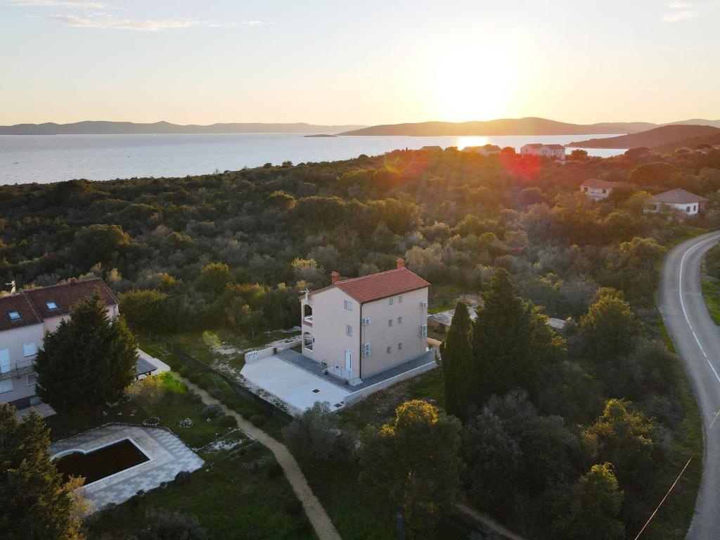 une vue aérienne sur un bâtiment et une route dans l'établissement Agava, à Ugljan