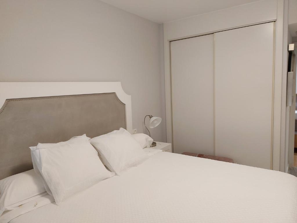 A bed or beds in a room at Love Rent4 Málaga Bajondillo Playa II