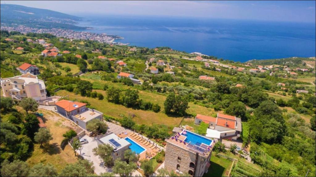 eine Luftansicht eines Hauses und des Wassers in der Unterkunft AparDibra in Bar