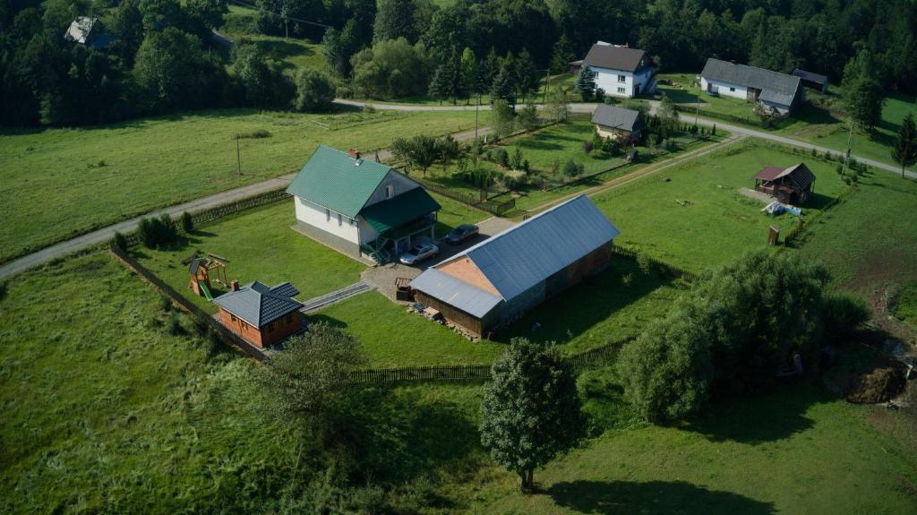 una vista aerea di una fattoria con una casa e un fienile di DOM POD MARESZKĄ a Bartne