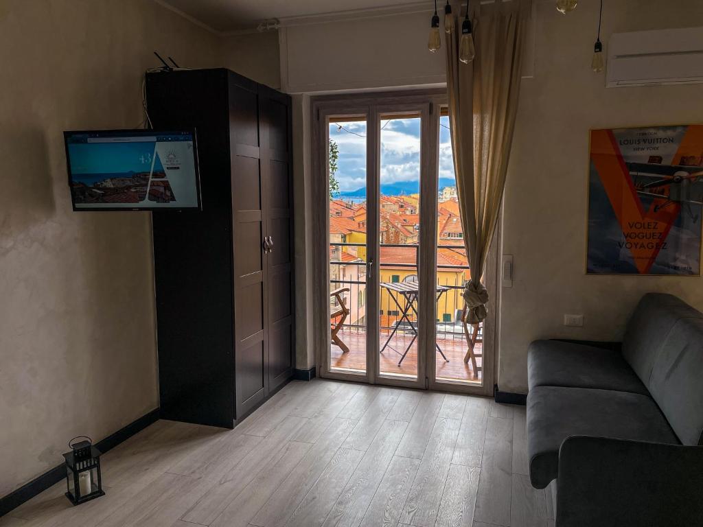 Televízia a/alebo spoločenská miestnosť v ubytovaní Attico43 Openspace Fronte Mare
