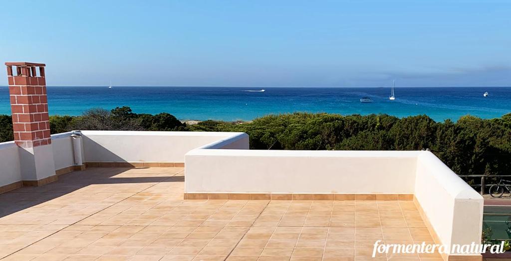 een balkon met uitzicht op de oceaan bij Apto Mar de Es Caló, a metros de la playa - Formentera Natural in Es Calo