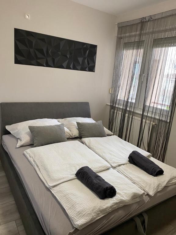 Un pat sau paturi într-o cameră la Gabrielle apartman