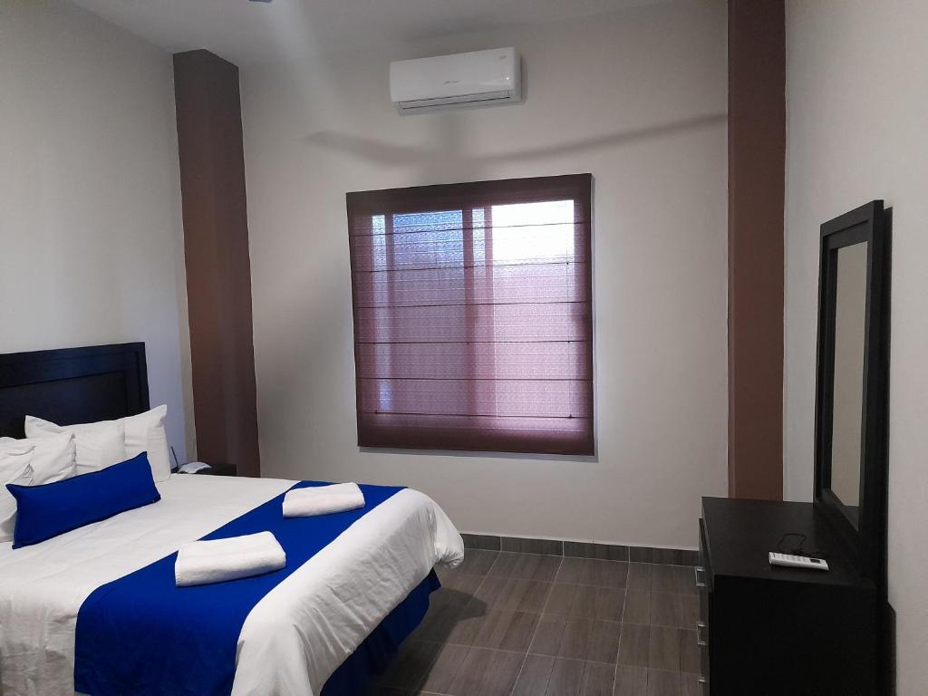 Postel nebo postele na pokoji v ubytování Grand View Suites