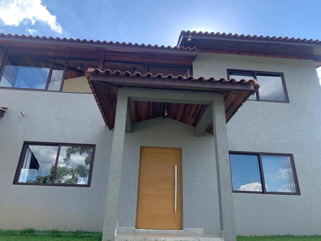  Casa com Elevado Padrão em Atibaia - Comodidade e Segurança
