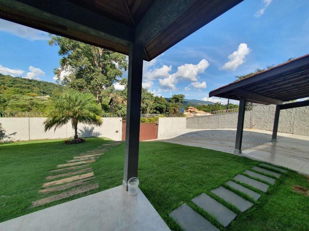  Casa com Elevado Padrão em Atibaia - Comodidade e Segurança