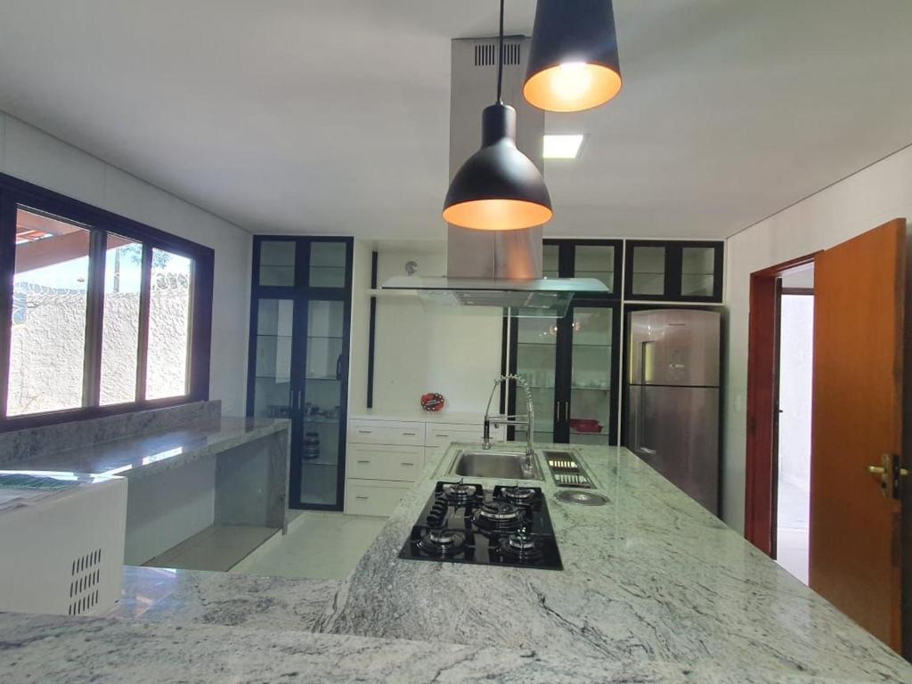  Casa com Elevado Padrão em Atibaia - Comodidade e Segurança